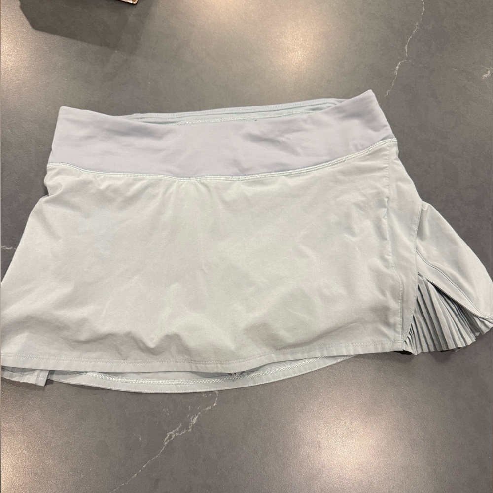 Lululemon sea foam green/blue Pleated Golf size 8 - runs small to me